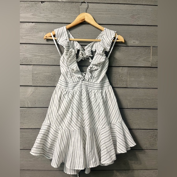 Selfie Leslie White Linen Striped Shorts Romper with across Cross Back Sz Medium - Picture 3 of 15